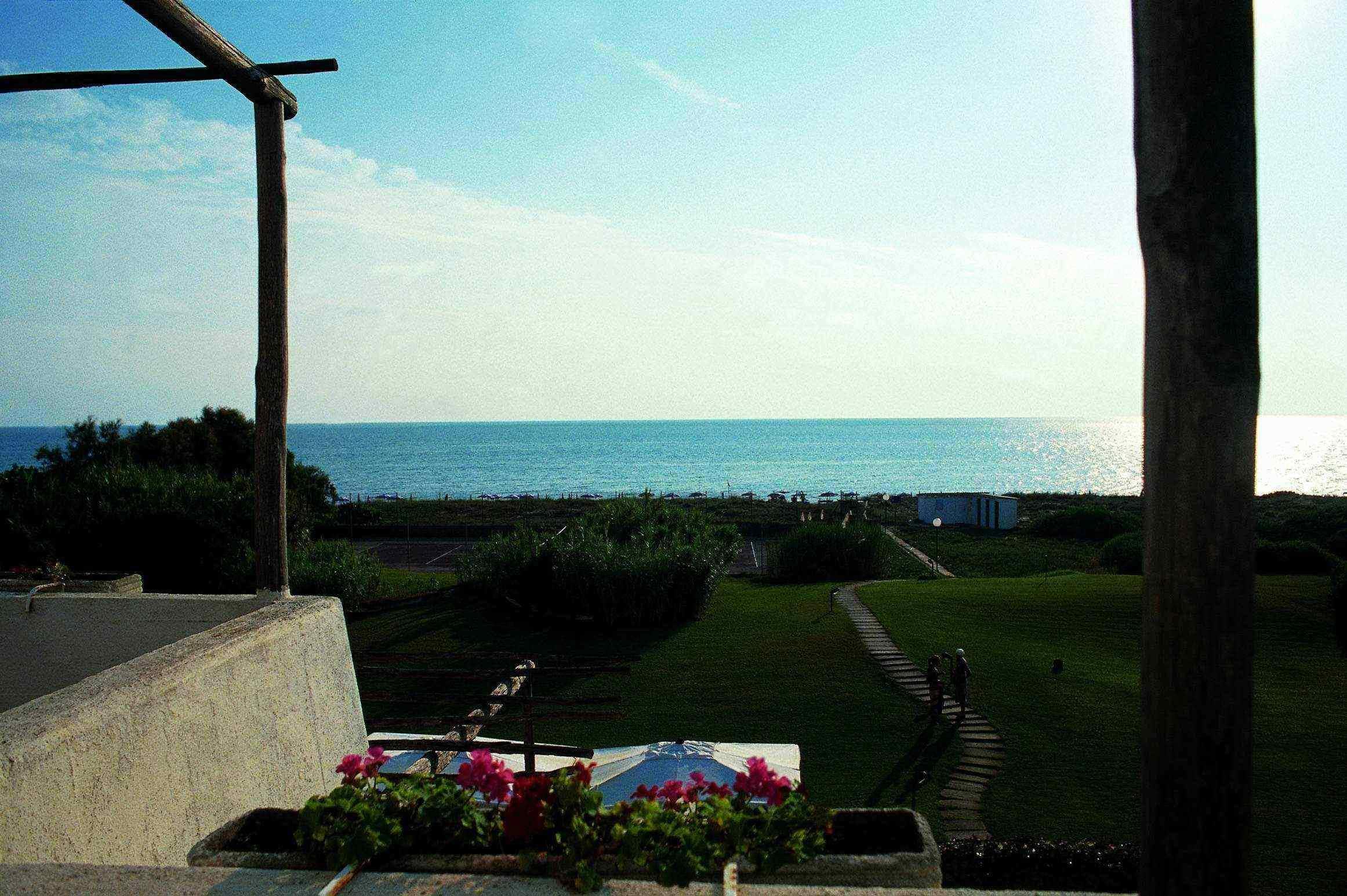 Hotel Della Baia Бая Домиция Екстериор снимка