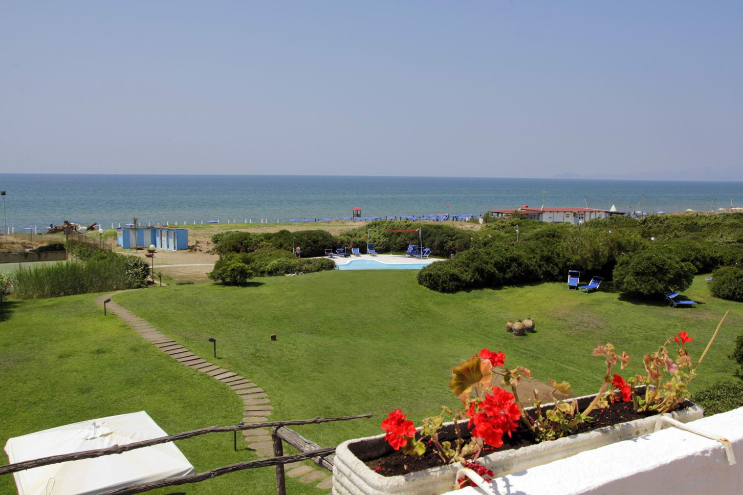 Hotel Della Baia Бая Домиция Екстериор снимка