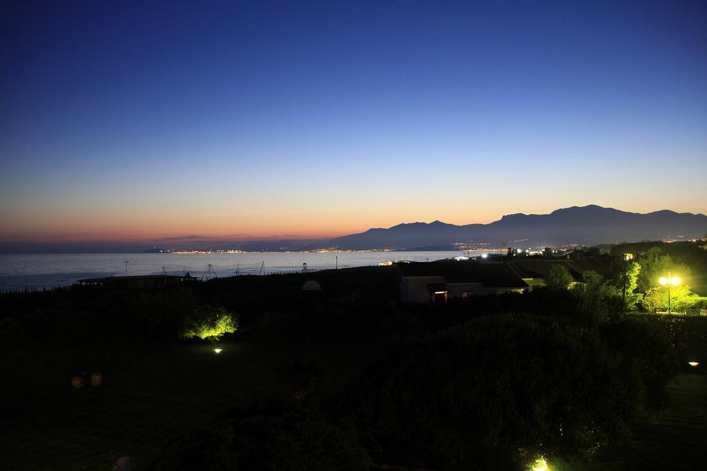 Hotel Della Baia Бая Домиция Екстериор снимка