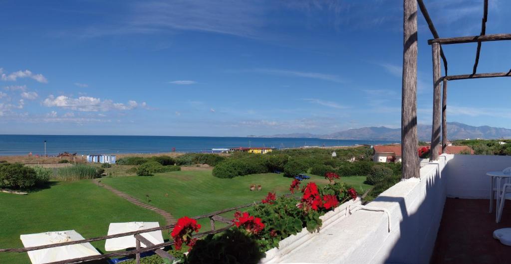 Hotel Della Baia Бая Домиция Екстериор снимка