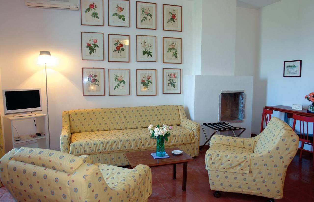 Hotel Della Baia Бая Домиция Екстериор снимка