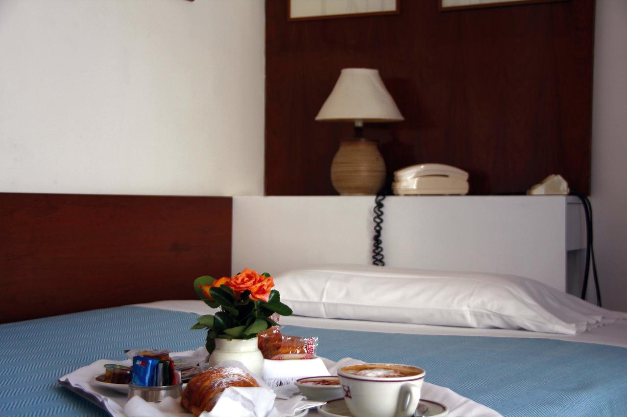 Hotel Della Baia Бая Домиция Екстериор снимка