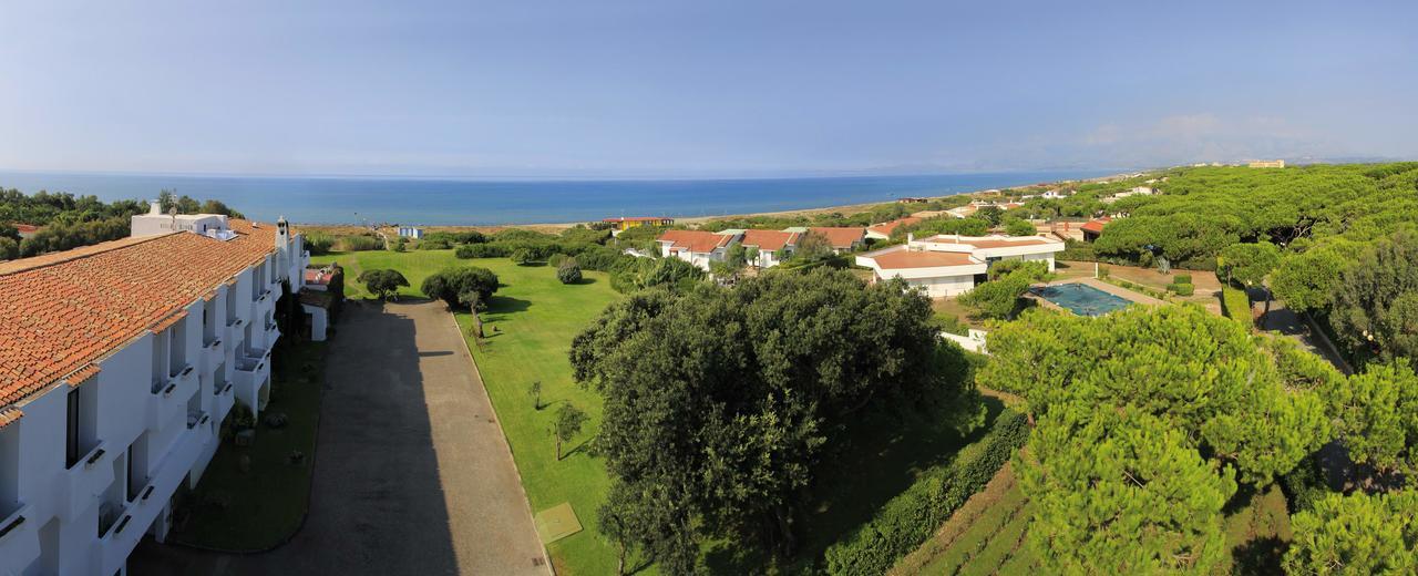 Hotel Della Baia Бая Домиция Екстериор снимка