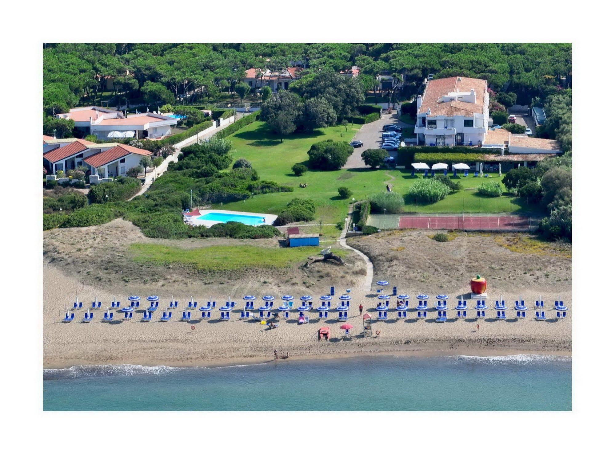 Hotel Della Baia Бая Домиция Екстериор снимка