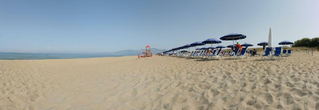 Hotel Della Baia Бая Домиция Екстериор снимка
